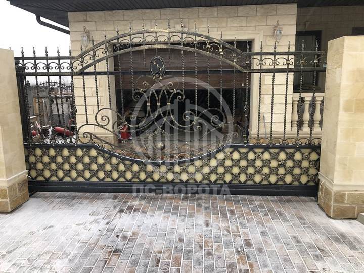 откатные кованые ворота для загородного дома