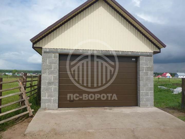 секционные подъемные ворота из сэндвич панелей М-гофр коричневого цвета